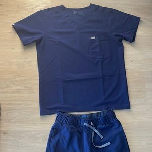 Figs Leon™ Three-Pocket Scrub Top.